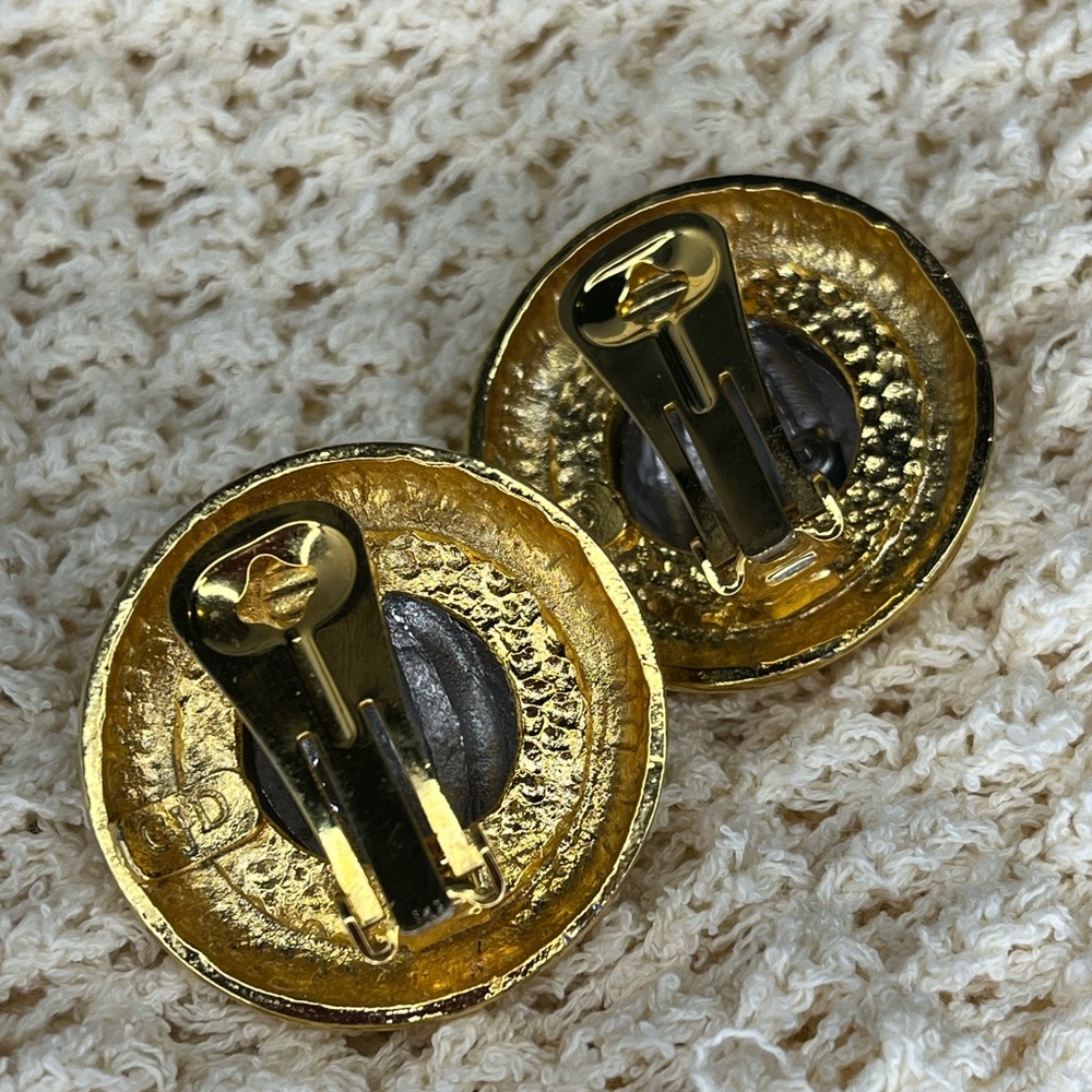VTG Ginnie Johansen Designs Two Tone Round Button Clip On Earrings - Picture 2 of 4